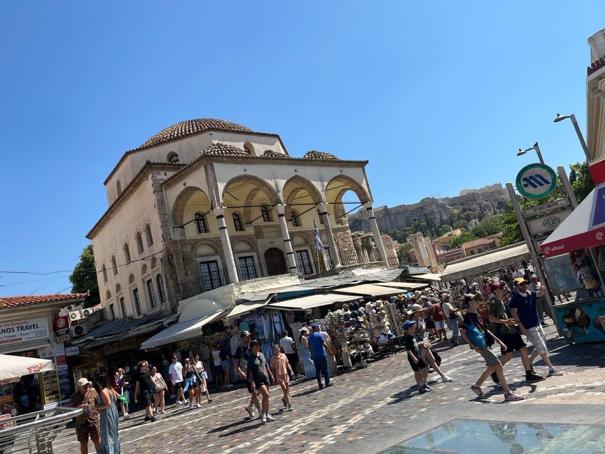 Cihat Yaycı ;
❗️Atina’daki Fatih Sultan Mehmet Han’ın yaptırdığı Fetih Cami’nin bugün çekilen resimde görülen durumu..
Alt kat işportacı.. üstü kapalı.. 
❗️Yunanistan Devleti yetkilileri çok yakın zamana kadar Fetih Camiinin kapısına eşek bulup getirip bağlıyorlardı… 
❗️Atina’da