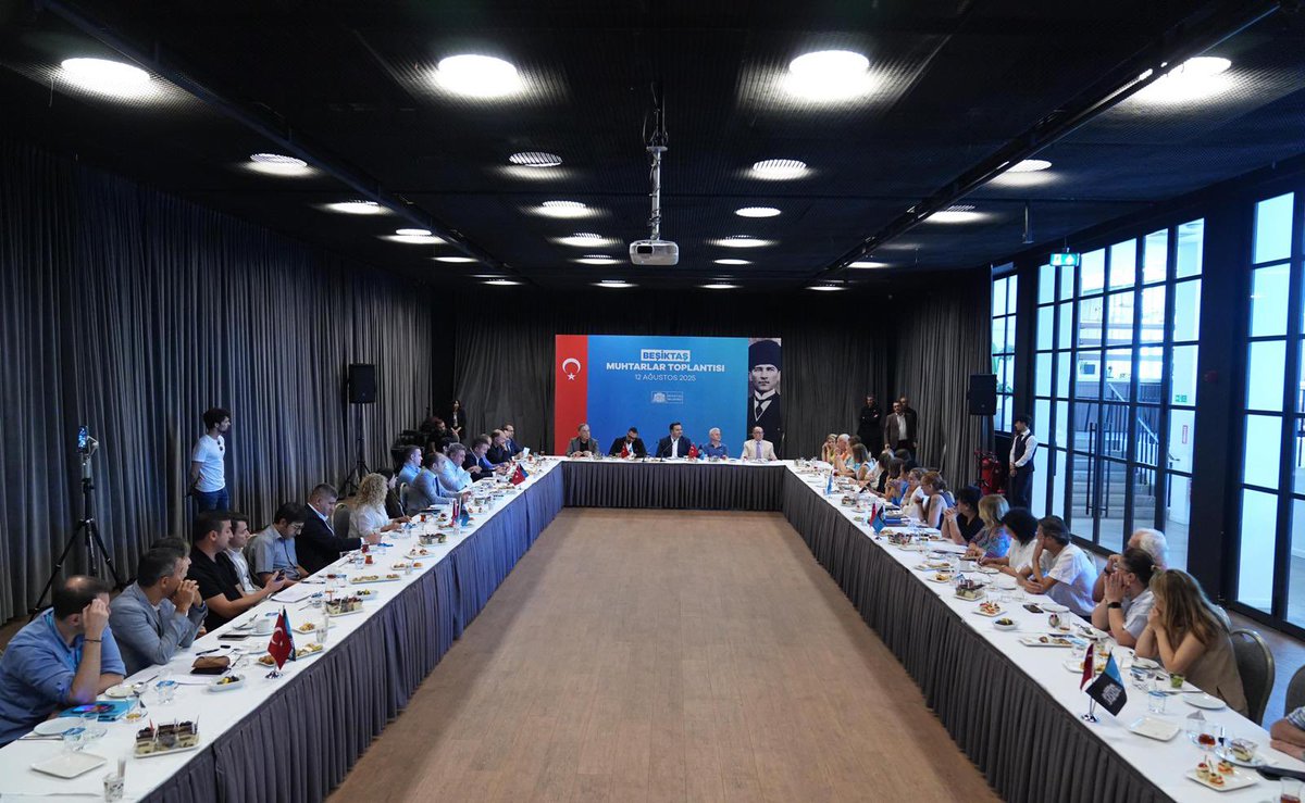 Başkan yardımcılarımız ve birim müdürlerimizle birlikte değerli muhtarlarımızla bir araya geldik.

Mahallelerimizin ihtiyaçlarını, önceliklerini ve çözüm bekleyen konularını masaya yatırdık.

İş birliği ve ortak akılla Beşiktaş’ımızın her köşesine hizmet etmeye devam edeceğiz.