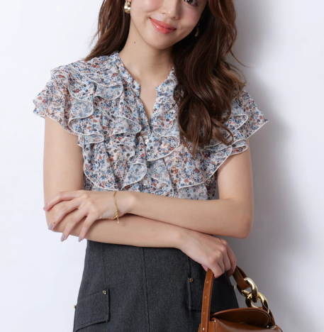Fashion__List__'s tweet photo. ／
🎬明日はもっといい日になる
〈第6話〉
生田絵梨花さん（向日葵）着用衣装
＼

ひらりとしたフリルが華やかさを演出するブラウス
詳細▶https://t.co/Gq5iezN8b0

#生田絵梨花　いくちゃん
#明日はもっといい日になる  
#JUSGLITTY #ジャスグリッティー https://t.co/xUV2SJHnnh