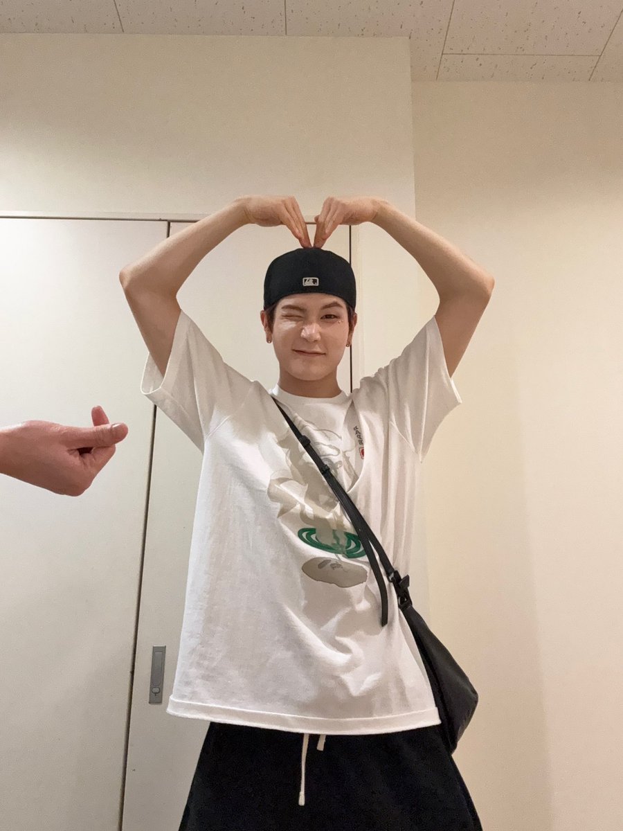 DIGNITY_members's tweet photo. 누구 손일까요? 🫶

#DIGNITY #디그니티
#HYEONGJIN #형진 #지니 https://t.co/KWH2A06EiO