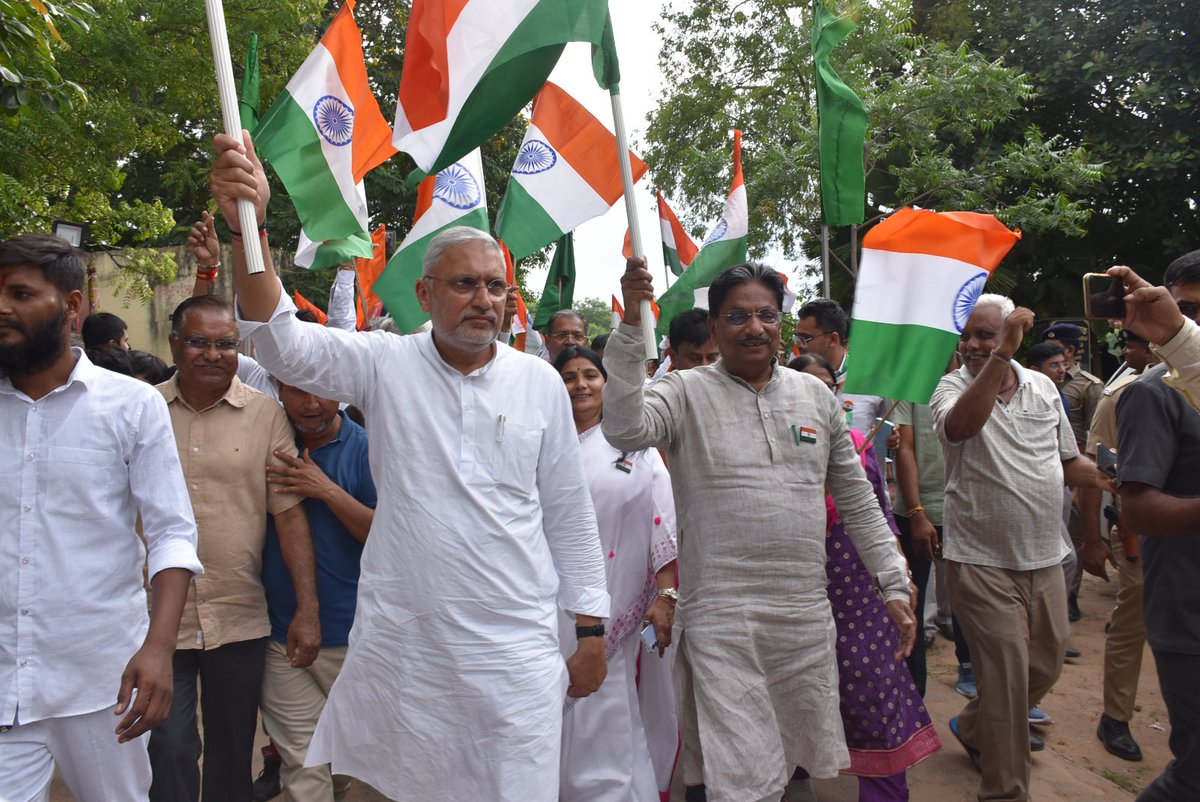 CDHOMeh's tweet photo. માન.આરોગ્ય મંત્રીશ્રી @irushikeshpatel તથા માન. જિલ્લા પ્રભારી મંત્રીશ્રી-વ- સહકાર મંત્રીશ્રી@MLAJagdish તથા જિલ્લાના પદાધિકારીશ્રીઓની ઉપસ્થિતિમાં જિલ્લા વહીવટી તંત્ર મહેસાણા દ્વારા પોલીસ પરેડ ગ્રાઉન્ડ મહેસાણા ખાતેથી વિશાળ તિરંગા યાત્રા યોજવામાં આવી. #HarGharTiranga2025 https://t.co/effJASaLHb