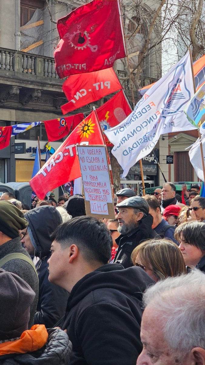 El Pueblo Primero 
Más Trabajo y Salario, mejor Uruguay

#Invertireneducaciónpúblicaesinvertirenelpaís y es #sabercumplir