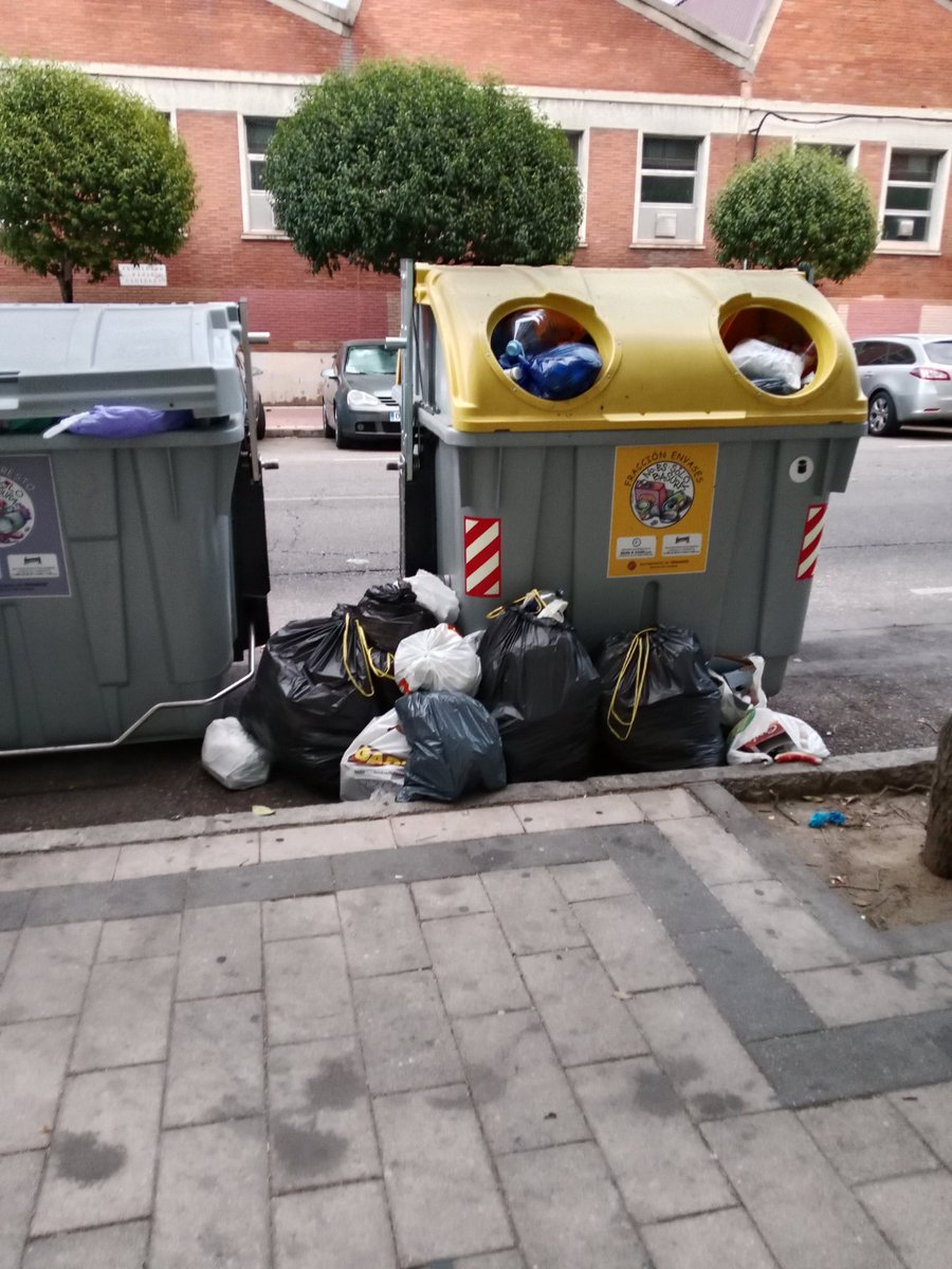 Entiendo que <a href="/CuadradoToqVOX/">Alberto Cuadrado Toquero</a>  no acostumbra a pasear por el barrio de Delicias/Canterac por eso en un alarde de amabilidad, le voy a poner unas imágenes para que vea el estado de algunas de sus calles.
De nada.
