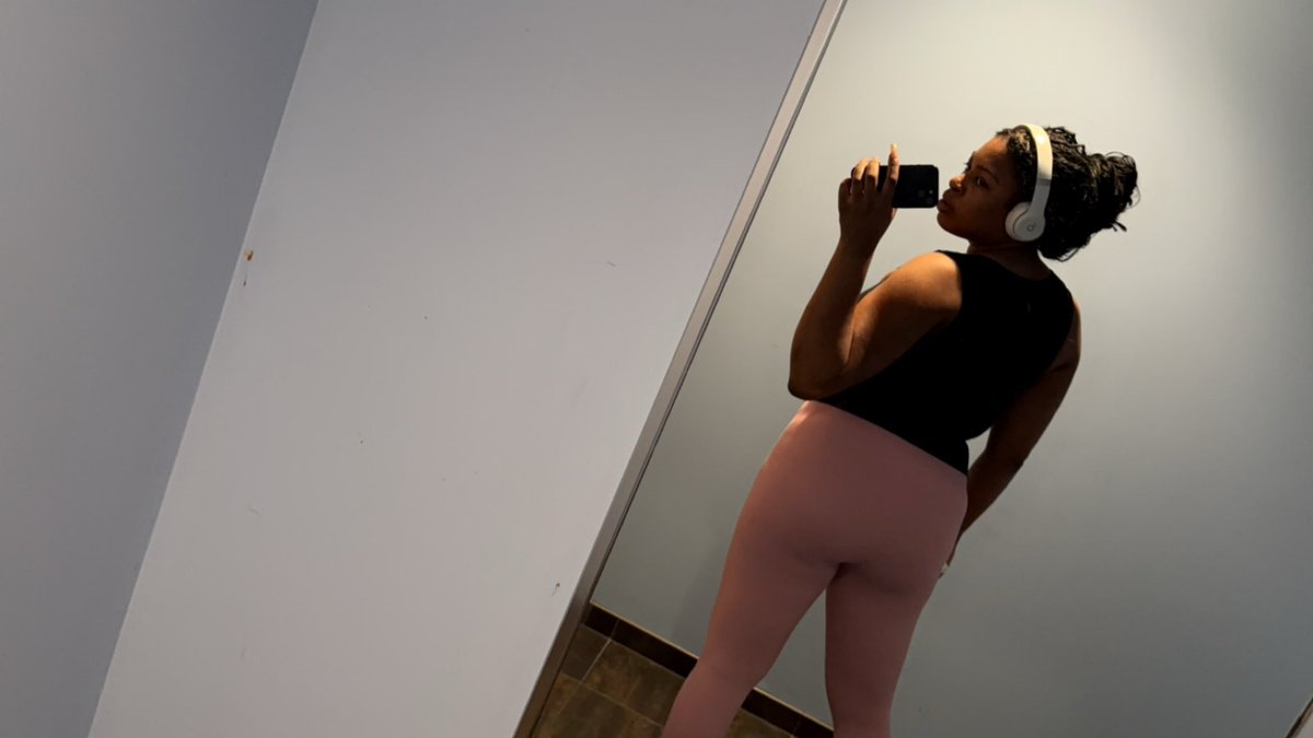 FindomMeninaNyc's tweet photo. Lifting more than your weak bank account 💪💸. I sweat, you pay. Tribute me before I make you drop and give me 20… dollars. 🖤 #Findom #GymPrincess #PayToServe https://t.co/kvNvxjvqKE