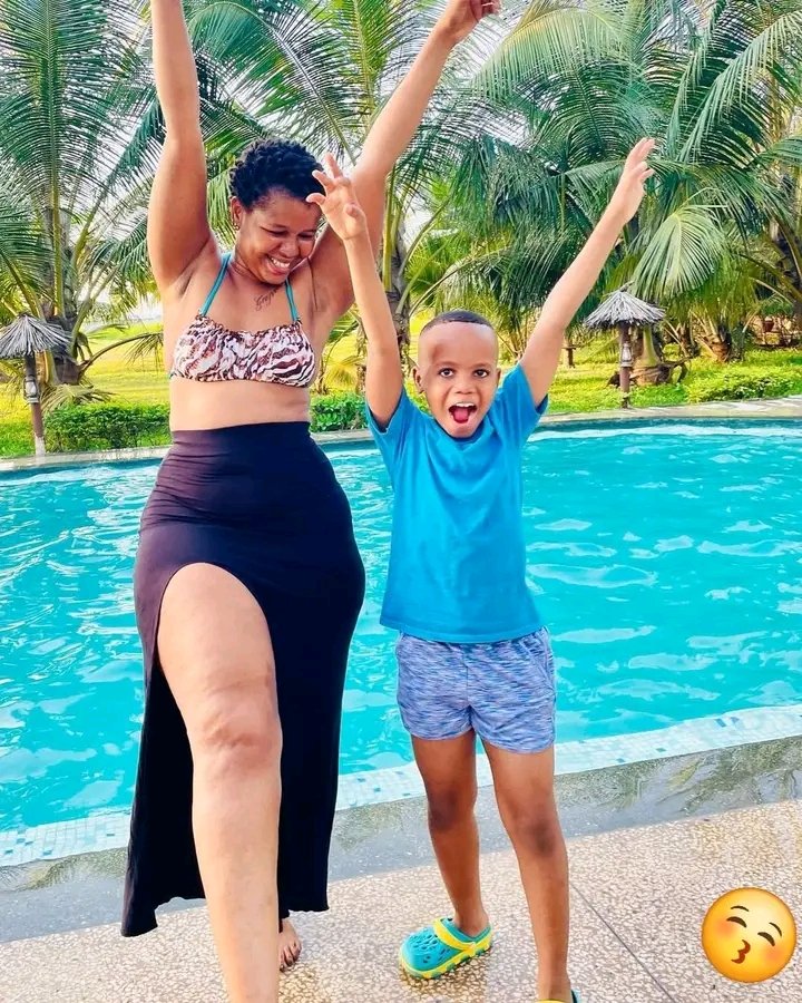 Malezi ya siku hizi mabovu sana
Imagine mama anakaa uchi namna hii mbele ya mwanae