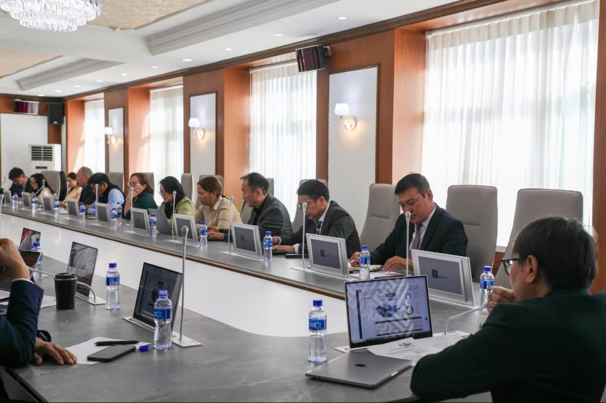 Сайдын хурлын өрөөний тохижилт хийсэн тэрбум төгрөг нь 7000 хүүхэд сууж хичээллэх, 200 ангид зориулалтын ширээ сандал авах төсөвтэй тэнцүү гэнэ.