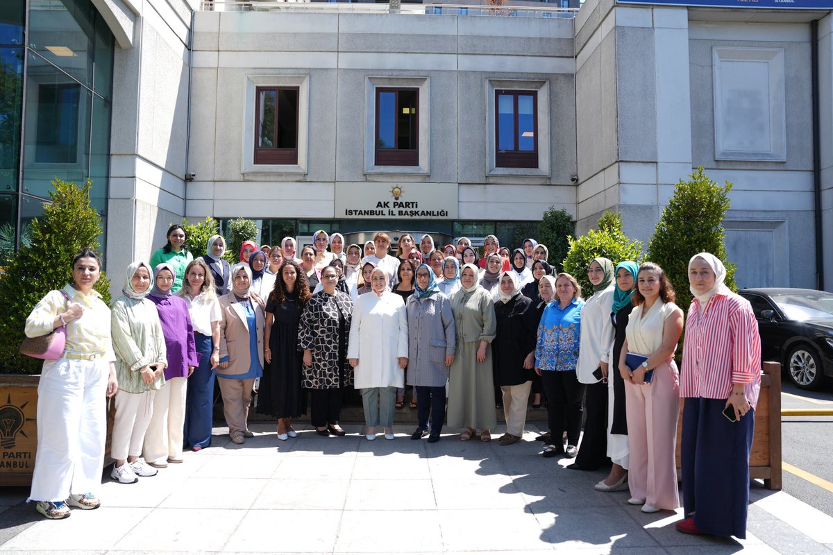 Genel Merkez Kadın Kolları Başkanımız <a href="/tugbaisikercan/">Tuğba IŞIK ERCAN</a>’ın katımılıyla yönetim toplantımızı gerçekleştirdik.

Duruşuyla, samimiyetiyle, kadınlara olan güveniyle desteklerini esirgemeyen kıymetli başkanımıza toplantımıza teşrifi için teşekkür ederim.

İstanbul’un kadınları olarak