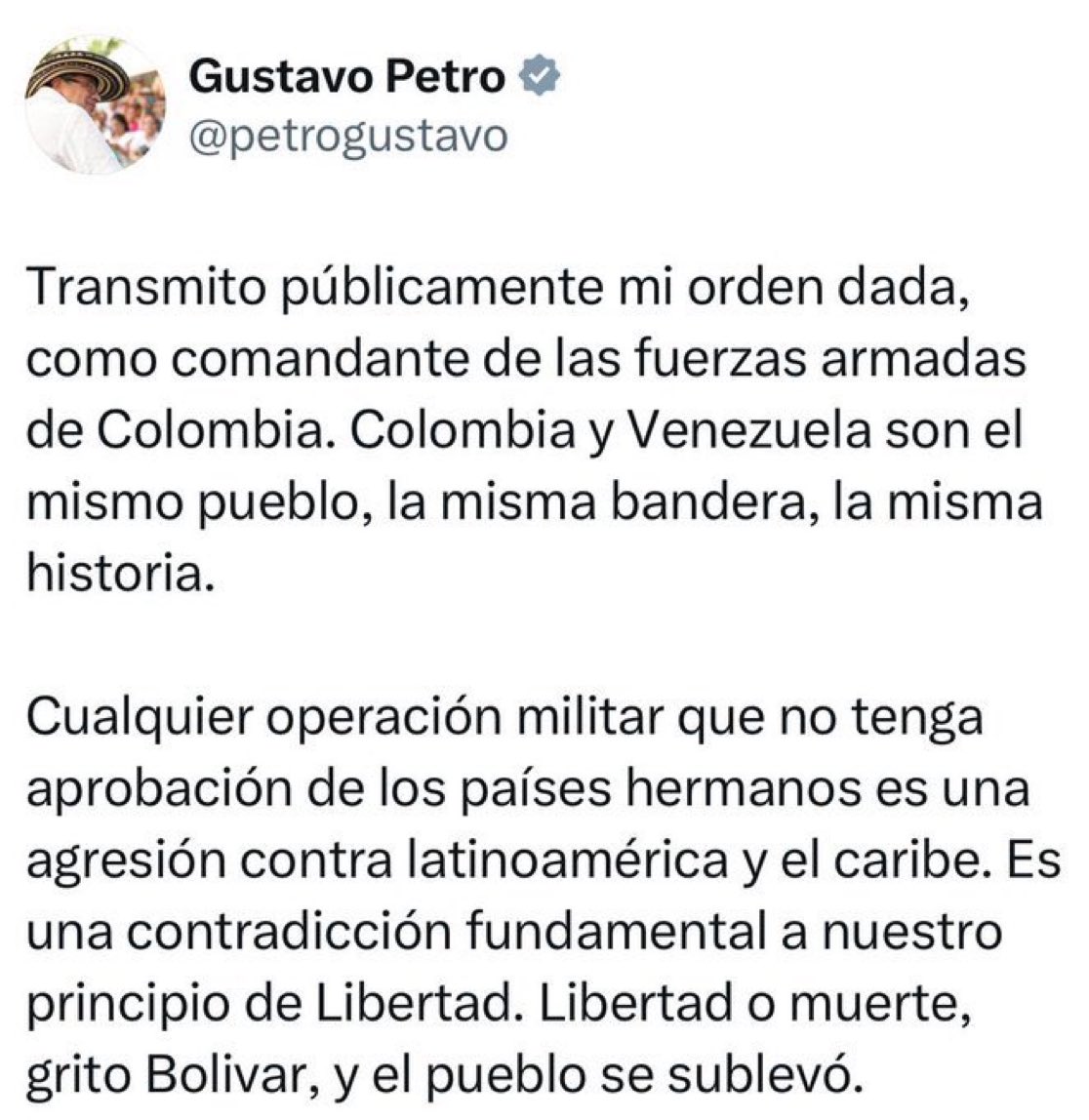 Me informan mis fuentes que encontraron a Pete Hegseth en posición fetal en un baño del Pentágono, con una botella de Bourbon a medio terminar, y chupándose el dedo del cagazo que le inspira este pelotudo caro.