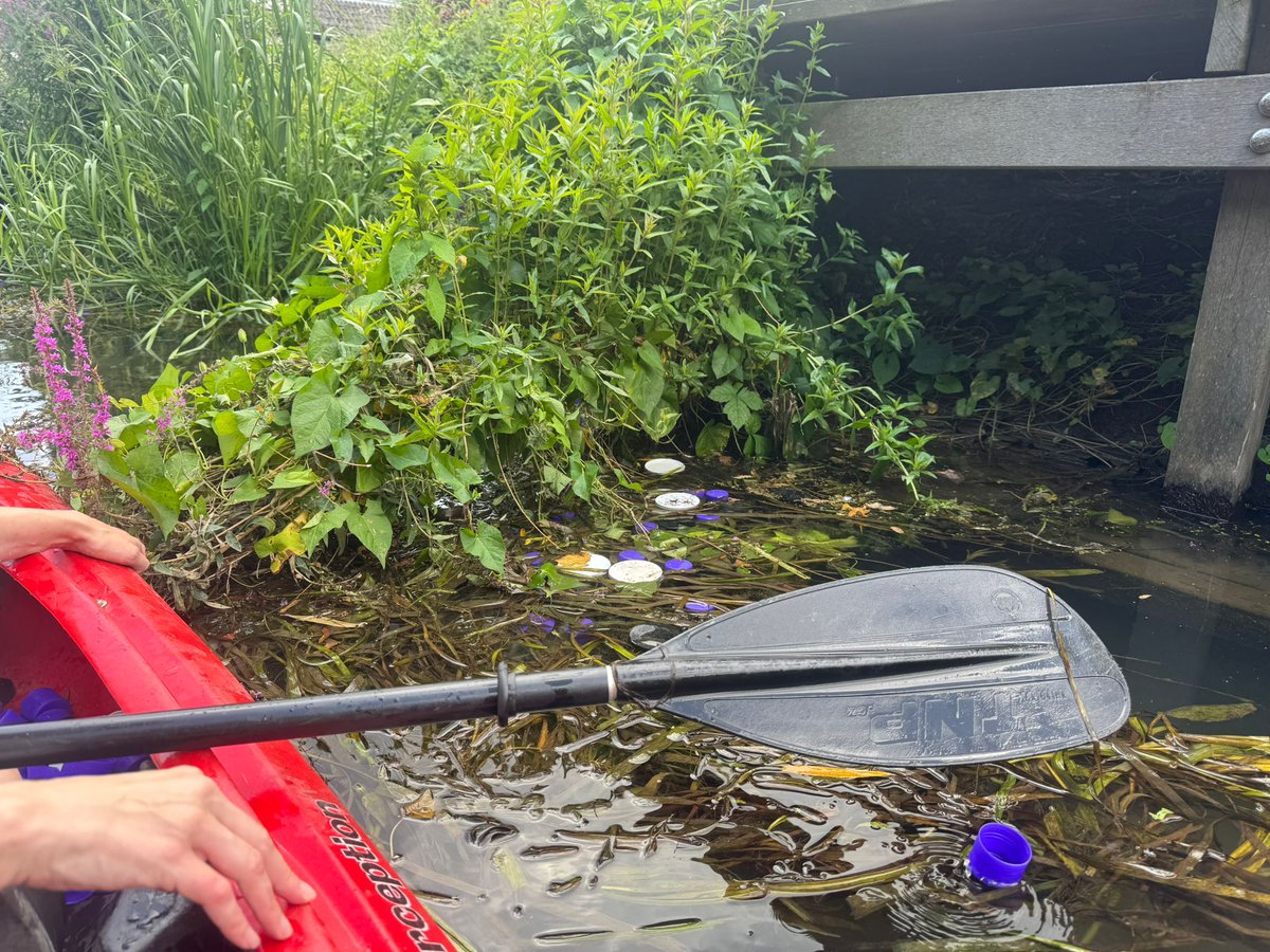 HDSR_waterschap's tweet photo. 🚨Drijvende doppen in de Kromme Rijn

Afgelopen weekend kregen we meldingen over plastic doppen in het water bij Bunnik. We hebben zo veel mogelijk doppen opgeruimd. Deze zijn slecht voor de waterkwaliteit.

Weet jij waar ze vandaan komen? Meld het ons!

👉https://t.co/js85D16jei https://t.co/4ijRLkjO39