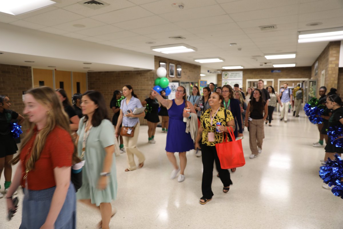 vbschools's tweet photo. It's beginning to feel a lot like a new school year! 📚✏️📓
Staff, School Board members, & community organizations welcomed hundreds of new VBCPS educators Monday during the first day of orientation week at #GreenRunHS.
#WeAreVBSchools #VBCPSBackToSchool #NewEducatorOrientation https://t.co/IlZz3AqHYW
