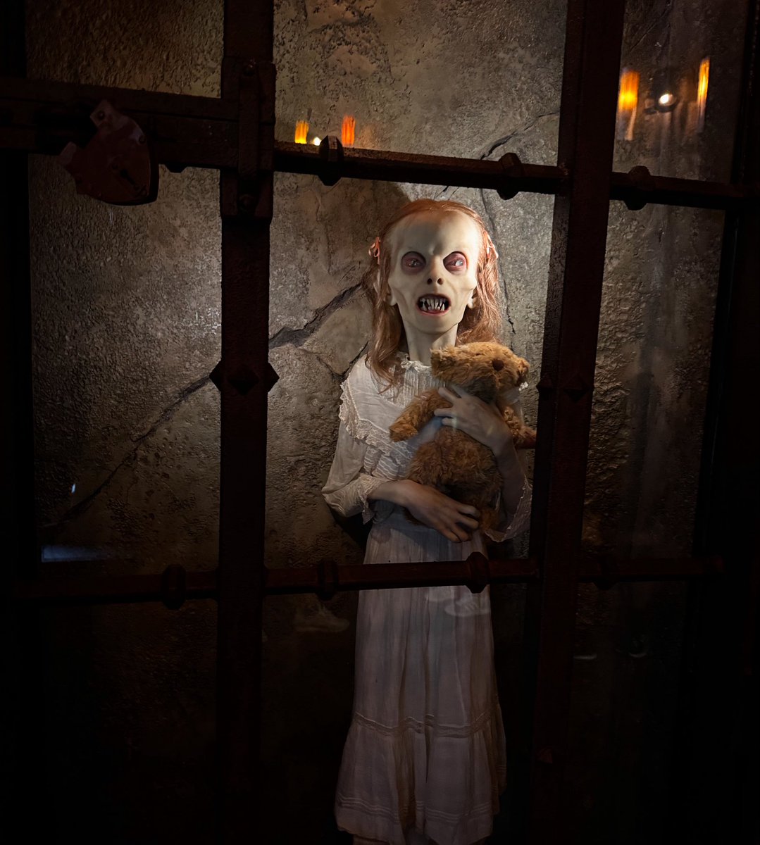 TheUOcommuter's tweet photo. Waiting outside the gate for @HorrorNightsORL HHN 34 opening scaremonies…

#universalorlando #hhn #spookyseason #hhn34 #uoap https://t.co/yvglNbth2r
