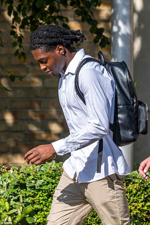 BasilTheGreat's tweet image. 🚨NIGERIAN MIGRANT WALKS FREE AFTER ASSAULTING TEENAGE GIRL

Ayomide Famakinde, 23, was given a community order by the judge

He grabbed her on the street and put his hands down her joggers but judge says it was a ‘momentary aberration'

THIS IS VILE BEYOND BELIEF
SACK THAT JUDGE