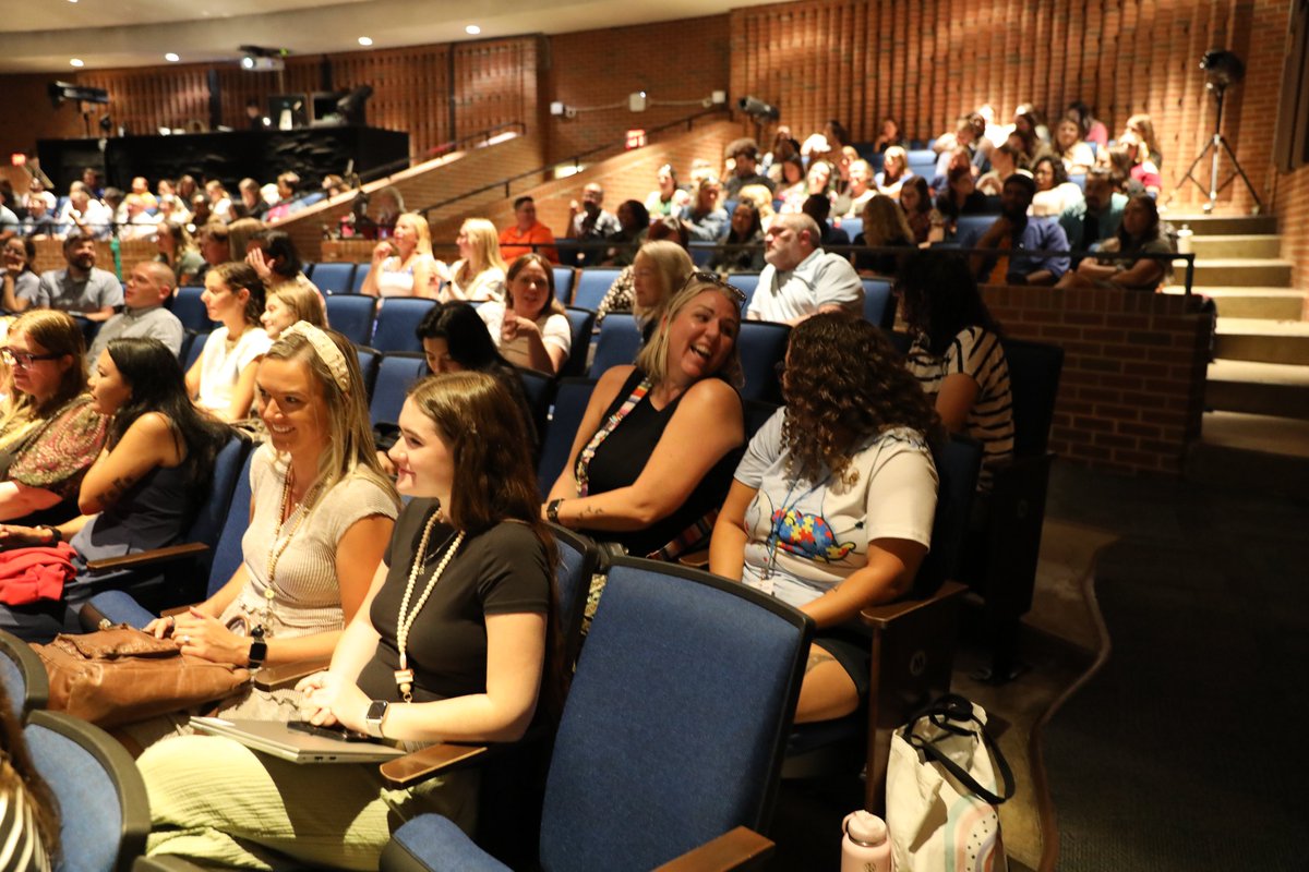 vbschools's tweet photo. It's beginning to feel a lot like a new school year! 📚✏️📓
Staff, School Board members, & community organizations welcomed hundreds of new VBCPS educators Monday during the first day of orientation week at #GreenRunHS.
#WeAreVBSchools #VBCPSBackToSchool #NewEducatorOrientation https://t.co/IlZz3AqHYW