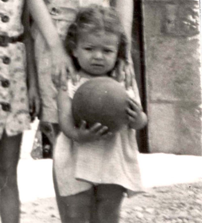 12 August 1941 | A French Jewish girl, Annie Nakache, was born in Constantine (Algeria). She lived in Toulouse. A daughter of a swimmer Alfred Nakache.

In January 1944 she was deported to #Auschwitz with her parents. She was murdered in a gas chamber with her mother Paule.