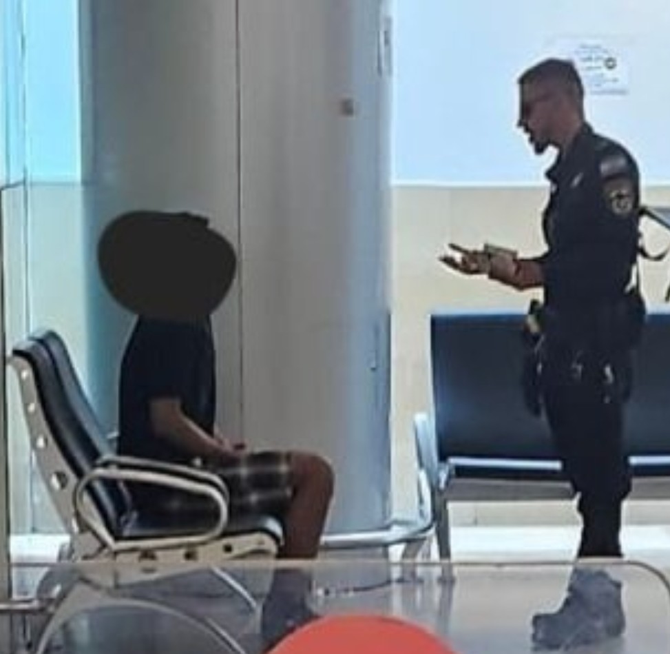 שימו לב לתמונה הזאת. זה ה"אברך" האשקלוני שנעצר היום בנתב"ג. שימו לב לבגדים. הבחור הזה אברך כמו שאני האדמו"ר מויזניץ. 

התמונה הזאת חושפת חלק גדול מהשקר החרדי - אנשים מסורתיים שבוחרים בחרדיות כדרך חיים כלכלית בה לא צריכים לעבוד, לא צריכים לשרת, ולא צריך לשלם מיסים...והכל על חשבון