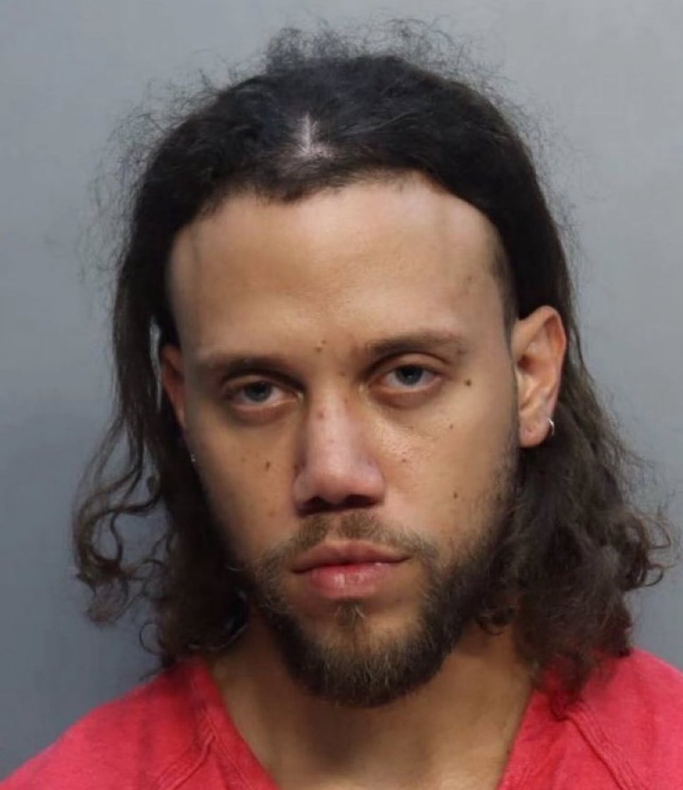 ElQaddyy's tweet photo. Prepárense para lo que les voy a decir:

Jhayco fue arrestado por posesión de drogas un 12 de agosto, mismo día que Basquiat fallecería por una sobredosis en 1988

EL ROLLOUT MAS LEGENDARIO DEL GENERO URBANO https://t.co/2MPjgyKYuX