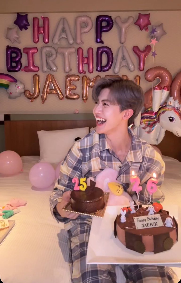 อิเหี้ยยย ยุๆแจมก้มองไปอีกทางละเรียก อปป้าๆ มาแบบนั้นเลยได้มั้ย สรุปพี่ม้าคเอาเค้กมาให้น้อง 😭😭😭😭😭😭😭😭😭😭😭😭😭😭😭😭😭😭