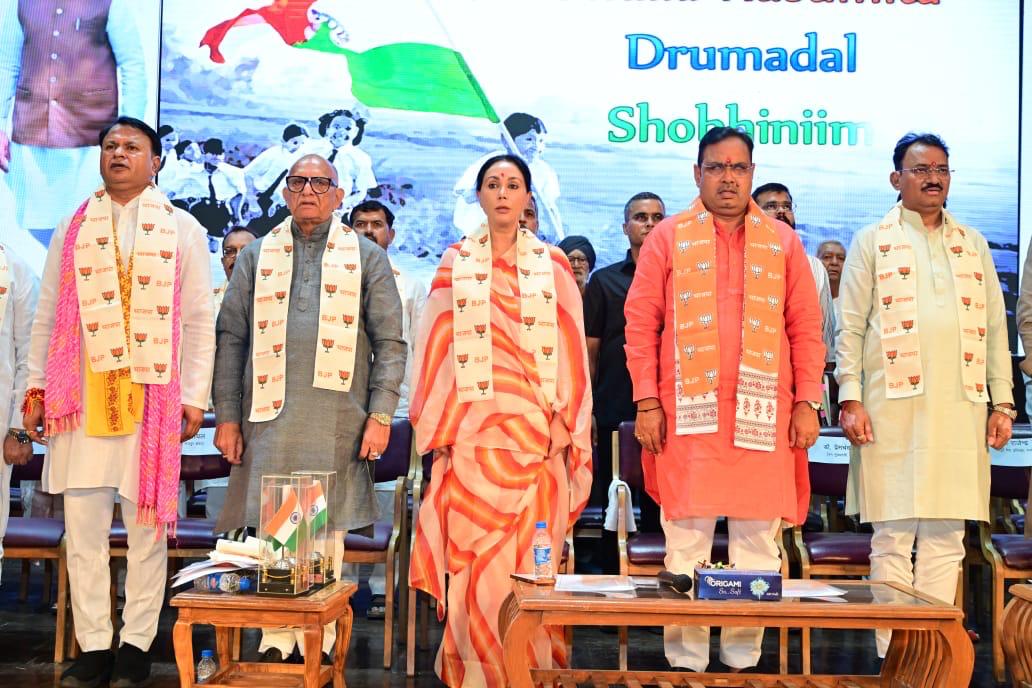 KumariDiya's tweet photo. आज जयपुर के बिरला ऑडिटोरियम में माननीय मुख्यमंत्री श्री @BhajanlalBjp जी की गरिमामयी उपस्थित में भारतीय जनता पार्टी द्वारा आयोजित विभाजन विभीषिका स्मृति दिवस कार्यक्रम में सम्मिलित हुई।

यह दिन हमें उन असंख्य निर्दोष लोगों के दुःख, त्याग और संघर्ष की याद दिलाता है, जिन्हें 1947 के विभाजन के दौरान अपना घर, ज़मीन, परिजन और पहचान तक खोनी पड़ी। लाखों लोगों की पीड़ा, विस्थापन और बलिदान को कभी भुलाया नहीं जा सकता।

आइए, हम सब मिलकर उन पीड़ित आत्माओं को श्रद्धांजलि अर्पित करें और यह संकल्प लें कि भारत की एकता, अखंडता और सांप्रदायिक सौहार्द को सदैव सर्वोपरि रखेंगे।

इस अवसर पर उपमुख्यमंत्री श्री प्रेमचंद बैरवा जी, कैबिनेट मंत्री श्री जोगाराम पटेल जी, गृह राज्य मंत्री श्री जवाहर सिंह बेढ़म जी, राज्य मंत्री श्री गौतम दक जी व श्री के.के. विश्नोई जी, पूर्व प्रदेश अध्यक्ष श्री अशोक परनामी जी व श्री अरुण चतुर्वेदी जी, कार्यक्रम सहसंयोजक श्री रामलाल शर्मा जी, जिला अध्यक्ष श्री अमित गोयल जी, विधायकगण, पार्टी पदाधिकारी एवं कार्यकर्ता उपस्थित रहे।