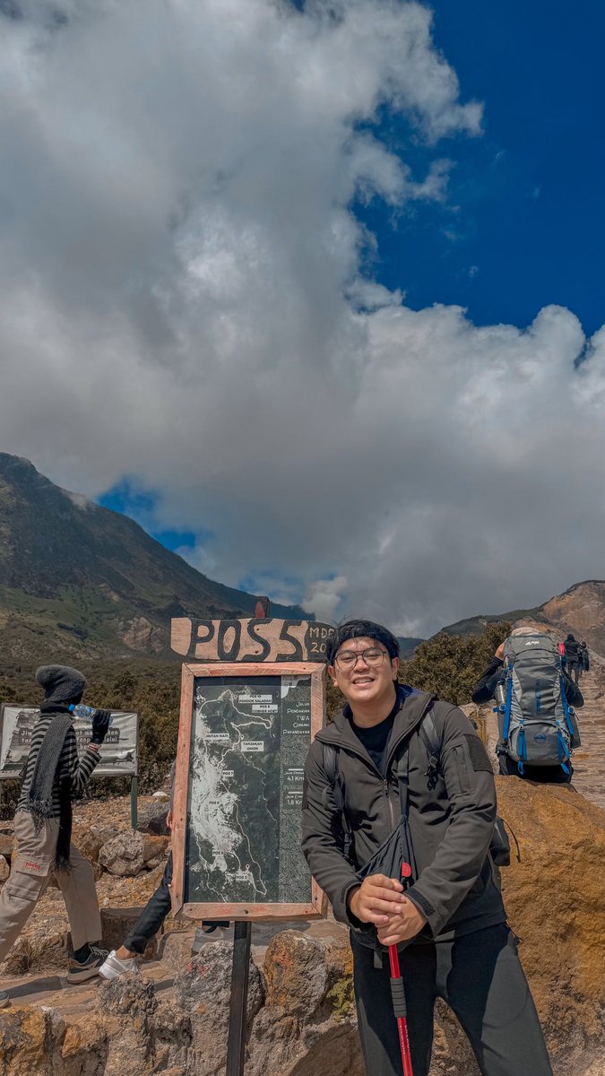 Xaviearth's tweet photo. Naik, naik ke puncak gunung
Tinggi, tinggi sekali https://t.co/qFNblAo0GB