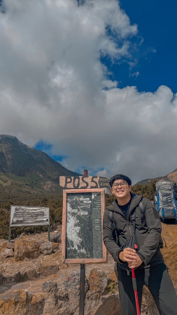 Xaviearth's tweet photo. Naik, naik ke puncak gunung
Tinggi, tinggi sekali https://t.co/qFNblAo0GB