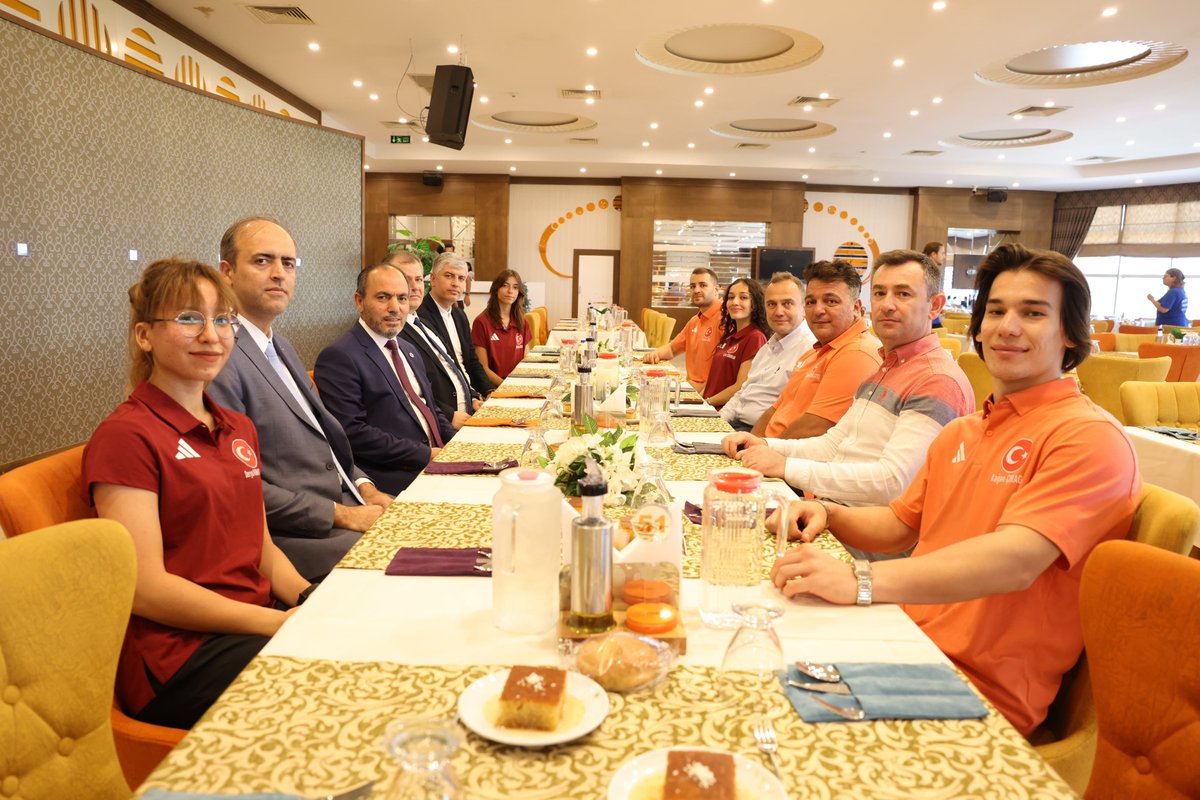 pauedutr's tweet photo. Rektörümüz Prof. Dr. Mahmud Güngör, Polonya’nın Varşova kentinde 22-25 Ağustos 2025’te düzenlenecek EUSA Kick-Boks Avrupa Şampiyonası’nda Üniversitemizi temsil edecek sporcularımız Esranur Çobanlar, Derya Kırmızıgül, Neslihan Atman, Kağan Çıragöz, Antrenörleri Kaan Öz ve İdarecileri Doç. Dr. Süleyman Gönülateş ile öğle yemeğinde bir araya geldi. Programa Rektör Yardımcımız Prof. Dr. İbrahim Türkçüer, Genel Sekreterimiz Fatih Işık ve Genel Sekreter Yardımcımız Serdar Selman Savran da katıldı.

@gencliksporbak @YuksekogretimK @erolozvar @TRkickboksFed