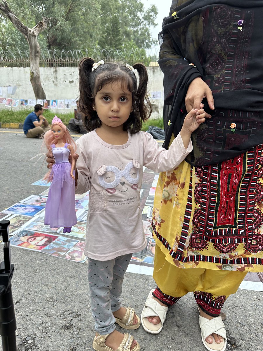 🔔🔔
اٹھائیس دن سے اسلام آباد میں تپتی سڑک پر بلوچ لاپتہ افراد کی دھرنہ میں بیٹھی اپنے لاپتہ ماموں کی مُنتظر شاری بلوچ آج اپنی گُڑیا دکھانے آئی۔