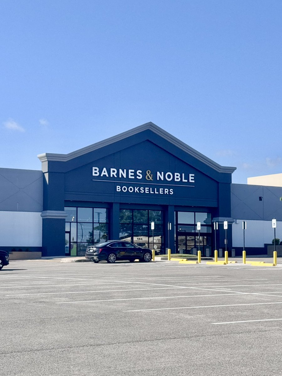 bethanyjbabcock's tweet image. New storefronts turned out nice.  

I couldn’t be happier to see this brand make a comeback.