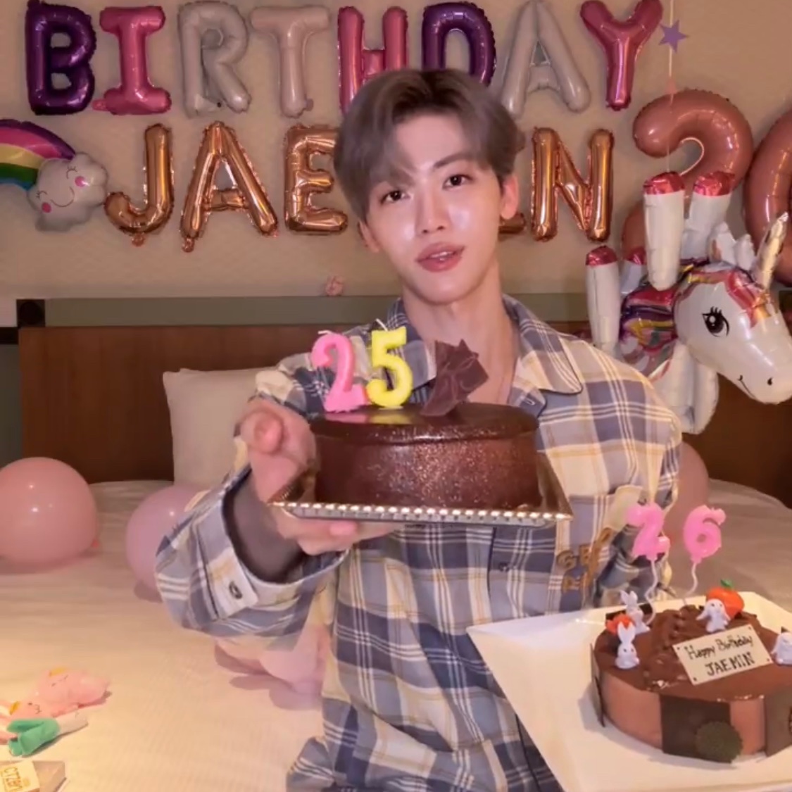 mark came to jaemin’s room when the clock strikes exactly at 12 kst and gave jaemin a mini birthday cake which mark bought himself 🥹 he’s so sweet 💗 happy birthday our jaeminie!