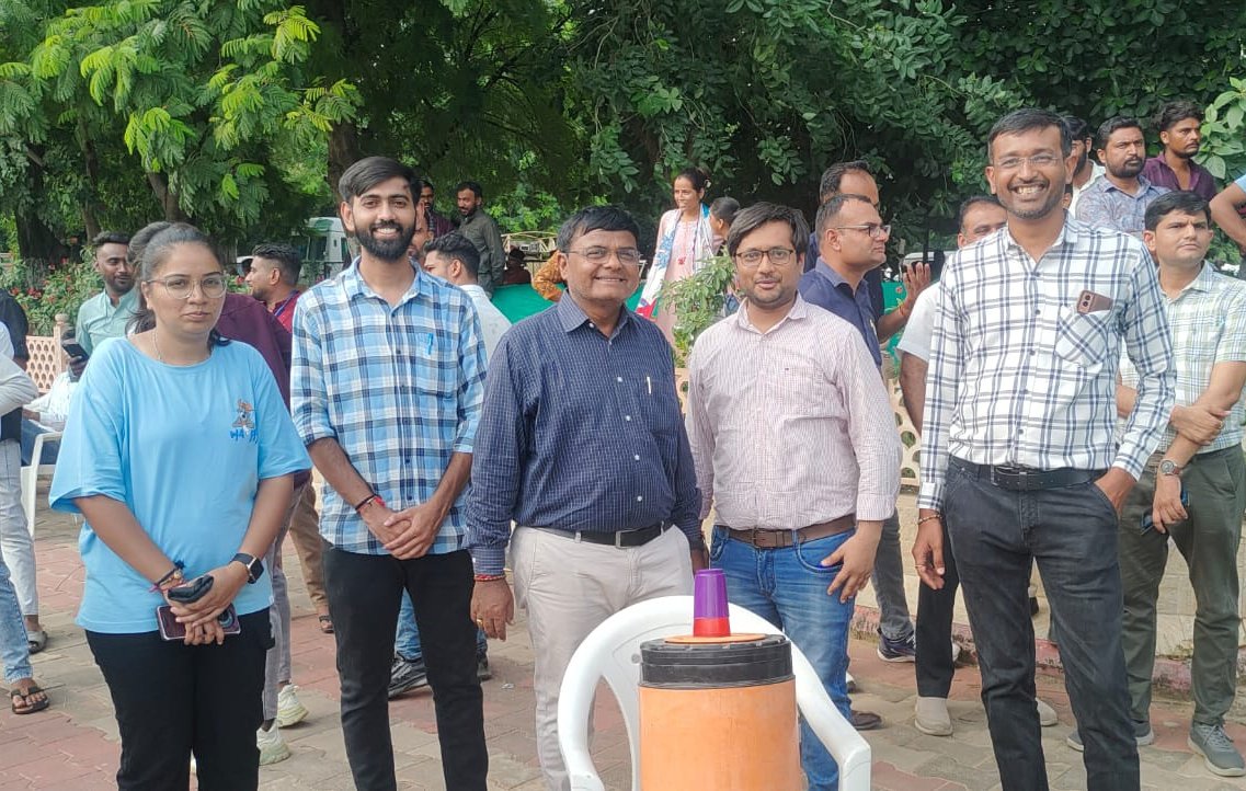 CDHOMeh's tweet photo. માન.આરોગ્ય મંત્રીશ્રી @irushikeshpatel તથા માન. જિલ્લા પ્રભારી મંત્રીશ્રી-વ-સહકાર મંત્રીશ્રી@MLAJagdish તથા જિલ્લાના પદાધિકારીશ્રીઓની ઉપસ્થિતિમાં જિલ્લા વહીવટી તંત્ર મહેસાણા દ્વારા પોલીસ પરેડ ગ્રાઉન્ડ મહેસાણા ખાતેથી વિશાળ તિરંગા યાત્રામાં મેડિકલ ટીમ કાર્યરત. #HarGharTiranga2025 https://t.co/i3CYs9xGdV