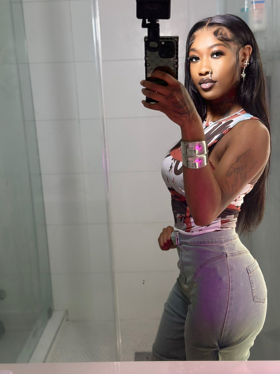 aminadaqueen's tweet photo. ~ real classy 🤓🖤 https://t.co/bXJwmRFaVA