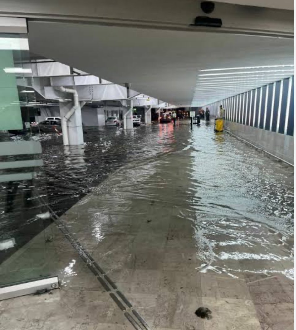 gabysalido's tweet photo. ⚡⛈️ El colapso de la #CDMX no es por las lluvias.

Son 28 años de malas administraciones, falta de planeación, por corrupción, no hay mantenimiento a la infraestructura actual y no se invierte en nuevas tecnologías.

El desastre en la #CDMXD es indolente.

 #AICM  #cdmxlluvias https://t.co/VUz3tlkAAc