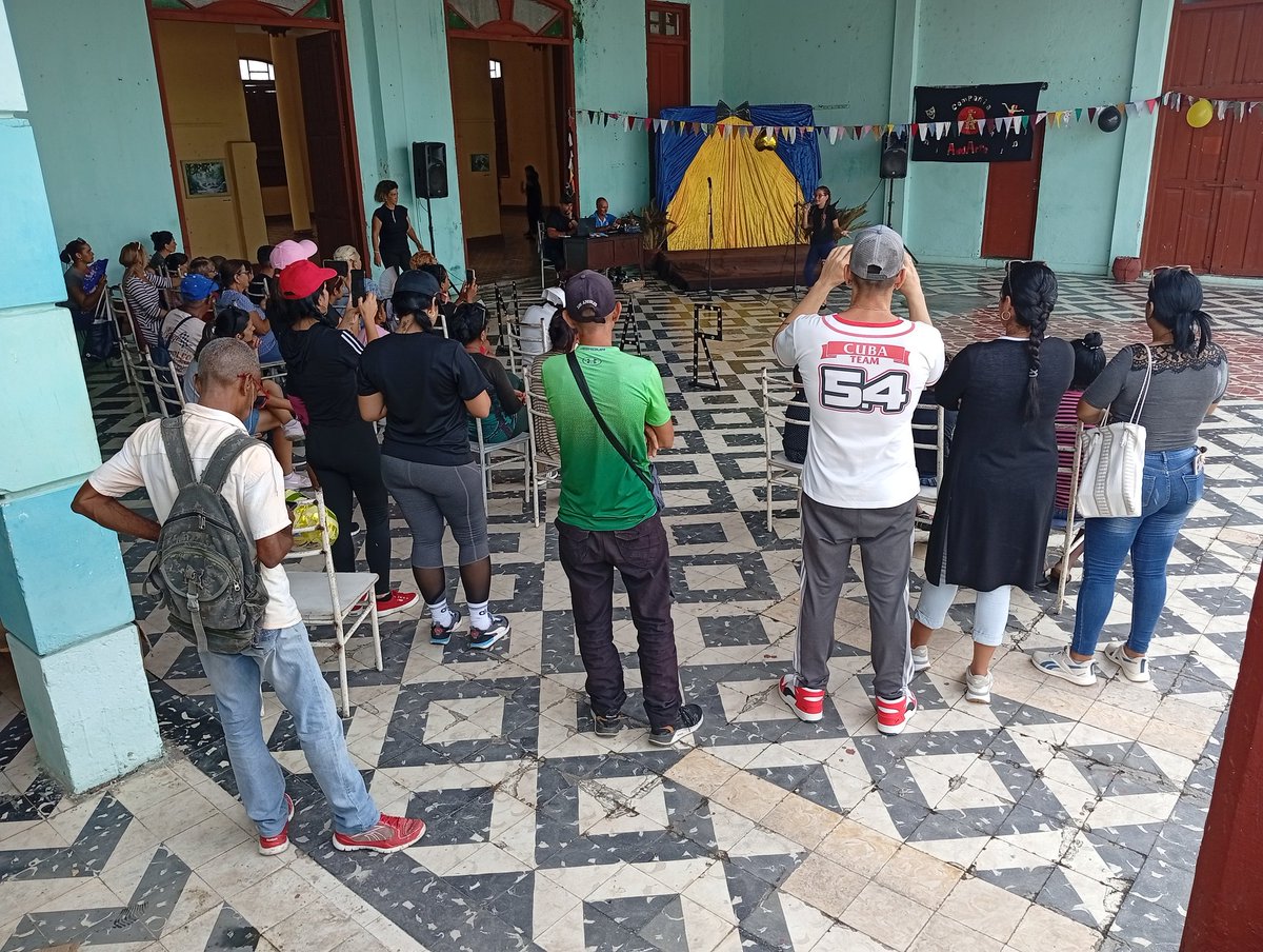 IrenaldoRodrig1's tweet photo. #AhoraMismo desde la Casa de Cultura "Olga Alonso de #fomento se presenta "La compañía Andarte" con el espectáculo Raíces. 
#VeranoSiempreJoven 
#Cpccsanctispiritus 
#casasdecuturass 
#SanctiSpiritus 
#SanctiSpiritusEn26 https://t.co/gnfGm5cJ1E