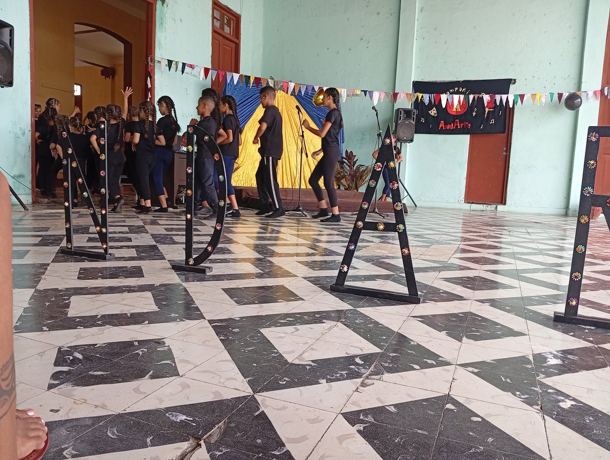 IrenaldoRodrig1's tweet photo. #AhoraMismo desde la Casa de Cultura "Olga Alonso de #fomento se presenta "La compañía Andarte" con el espectáculo Raíces. 
#VeranoSiempreJoven 
#Cpccsanctispiritus 
#casasdecuturass 
#SanctiSpiritus 
#SanctiSpiritusEn26 https://t.co/gnfGm5cJ1E