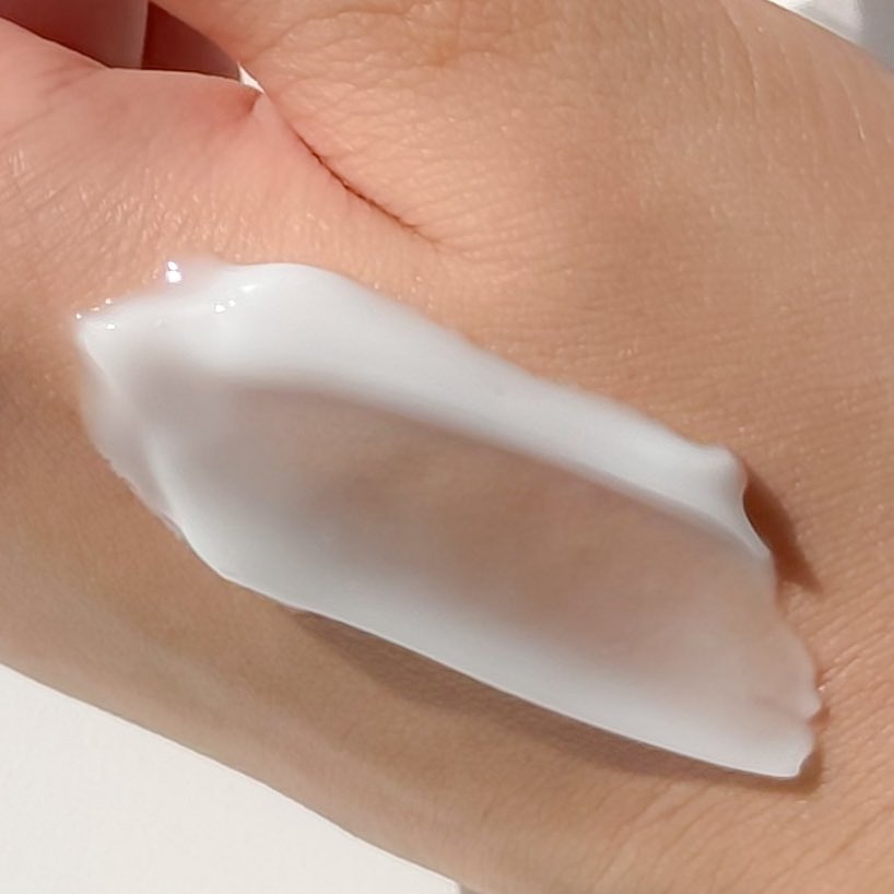 กลับมาใช้มอยส์เพราะตัวนี้เลย เนื้อเหมือนเจล กู้หน้าแหกได้ดีมาก สบายผิว หน้าไม่เป็นคราบเยิ้มๆอ่ะ ทาก่อนนอน คืนเดียวสิวยุบ รอยจางเยอะมากกกก ไม่อุดตันไม่ดันสิว 💧🤌🏻