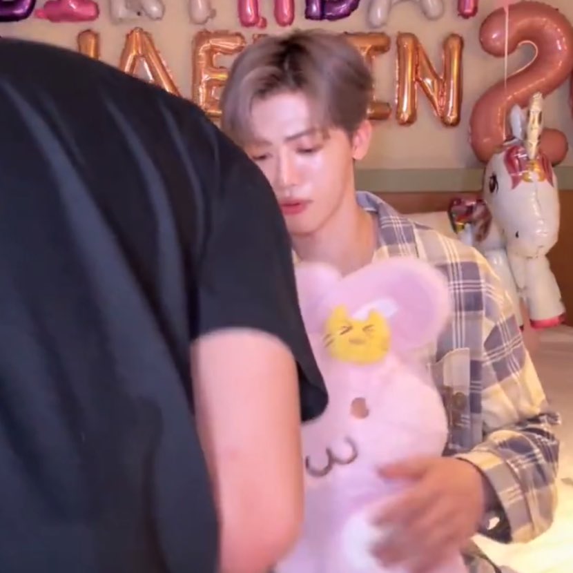 nahyuckcrumbs's tweet photo. princess jaemin getting his kisses from haechan ❤️❤️❤️ https://t.co/TjNM3IiJwv