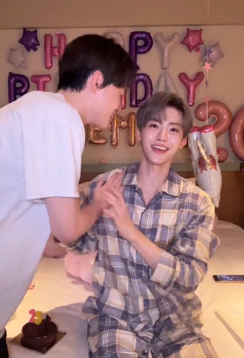 น้องดรีมน่ารักกันจังเลยอ่ะพอถึงวันเกิดแจมินปุ้บก็พากันเข้ามาแฮปพรีมาร์คก็เอาเค้กมาให้ คสพ น่ารักมากอ่ะเค้ารักกันมากจริง ๆๆ 😭