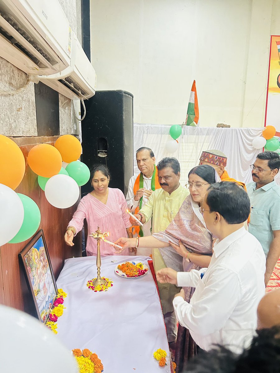 ArchanaPatelAD's tweet photo. 🇮🇳 स्वतंत्रता दिवस की 79वीं वर्षगाँठ पर तिरंगा महोत्सव एवं प्रदर्शनी 🎉
📍 कल्याण सिंह सभागार, ललितपुर

आज “हर घर तिरंगा” अभियान के तहत ललितपुर में तिरंगा महोत्सव का भव्य आयोजन किया गया।

जय हिंद! वंदे मातरम्! 🇮🇳

#TirangaMahotsav #SwatantrataDiwas #HarGharTiranga #Lalitpur https://t.co/bqzXyGn524