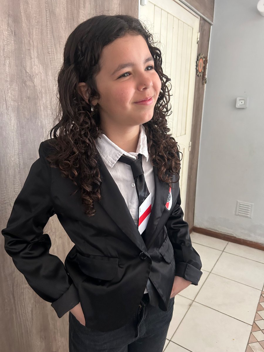 MaxiAlaniz6's tweet image. Algunas nenas se disfrazan de princesas. Mi nena, se disfraza del muñeco! @RiverPlate 

#MuñecoGallardo #Labruna