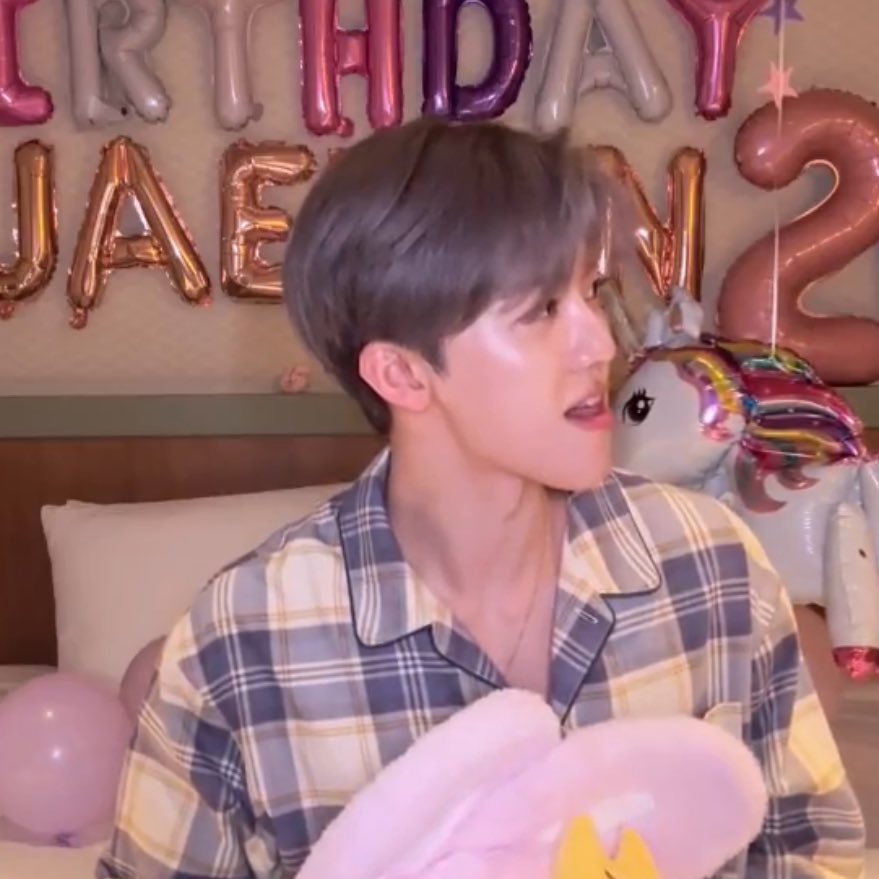 รีแอคแจมิน
ตอนพี่มาร์คเดินมาพร้อมเค้ก  
VS 
แฮชานเดินมาพร้อมลูกโป่งเลข 50
 ชั้นจะบ้า5555555555