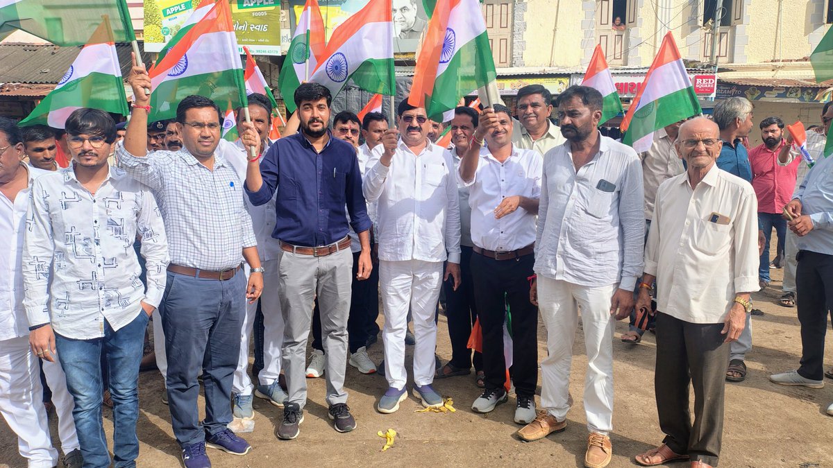 TdoKhambha's tweet photo. આજ રોજ ખાંભા તાલુકાની તાલુકા કક્ષાની  તિરંગા યાત્રાનું નવા બસસ્ટેન્ડથી  ગાંધી ચોક  સુધી માન.ધારાસભ્યશ્રીની પ્રેરક ઉપસ્થિતમાં આયોજન કરવામાં આવ્યું.
#HarGharTiranga #HarGharTirangahargharswachhta #TirangaYatra 
@mopr_goi @mopr_goi @GujDCoffice @CollectorAmr @ddoamreli https://t.co/1yasfCIKIO