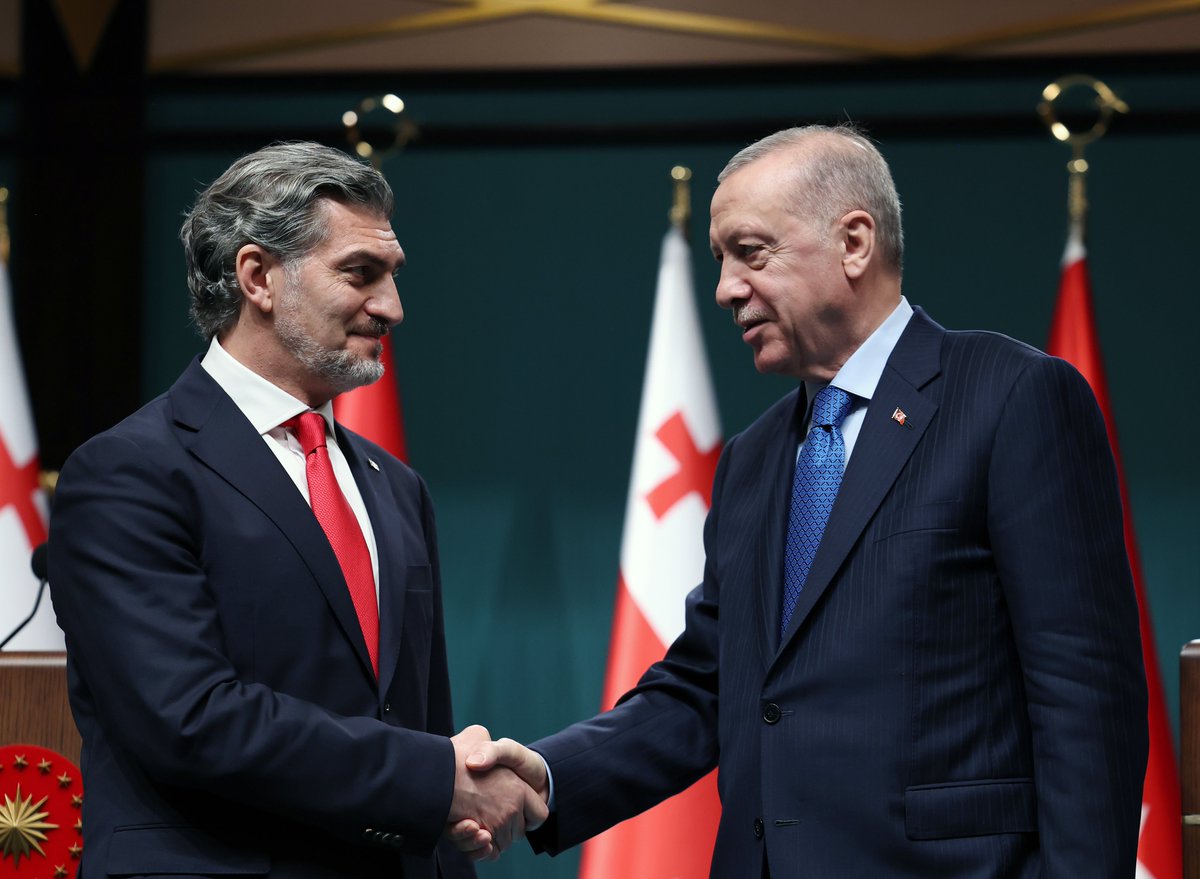 Bugün Gürcistan Cumhurbaşkanı Sayın Kavelaşvili, ülkemize ilk resmî ziyareti gerçekleştirdi. 🇹🇷🇬🇪

Türkiye ile Gürcistan, komşu olmalarının ötesinde derin tarihî, kültürel ve beşerî bağlarla birbirine bağlı iki stratejik ortaktır.