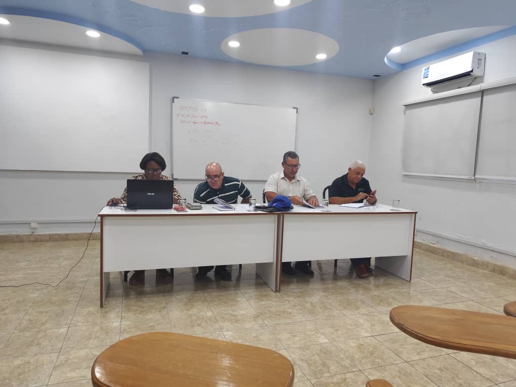 AntonioRdguezR's tweet photo. Con el Delegado del #INRH, los principales Directivos y Jefes de Territorio de la Empresa Aguas Habana, evaluamos los trabajos ejecutados ayer juntos con la #UNE, en la Fuente de Abasto #CuencaSur y el inicio de la recuperación en los 5 municipios de Centro #CubaVive #INRHCuba https://t.co/18a4T1GPHN