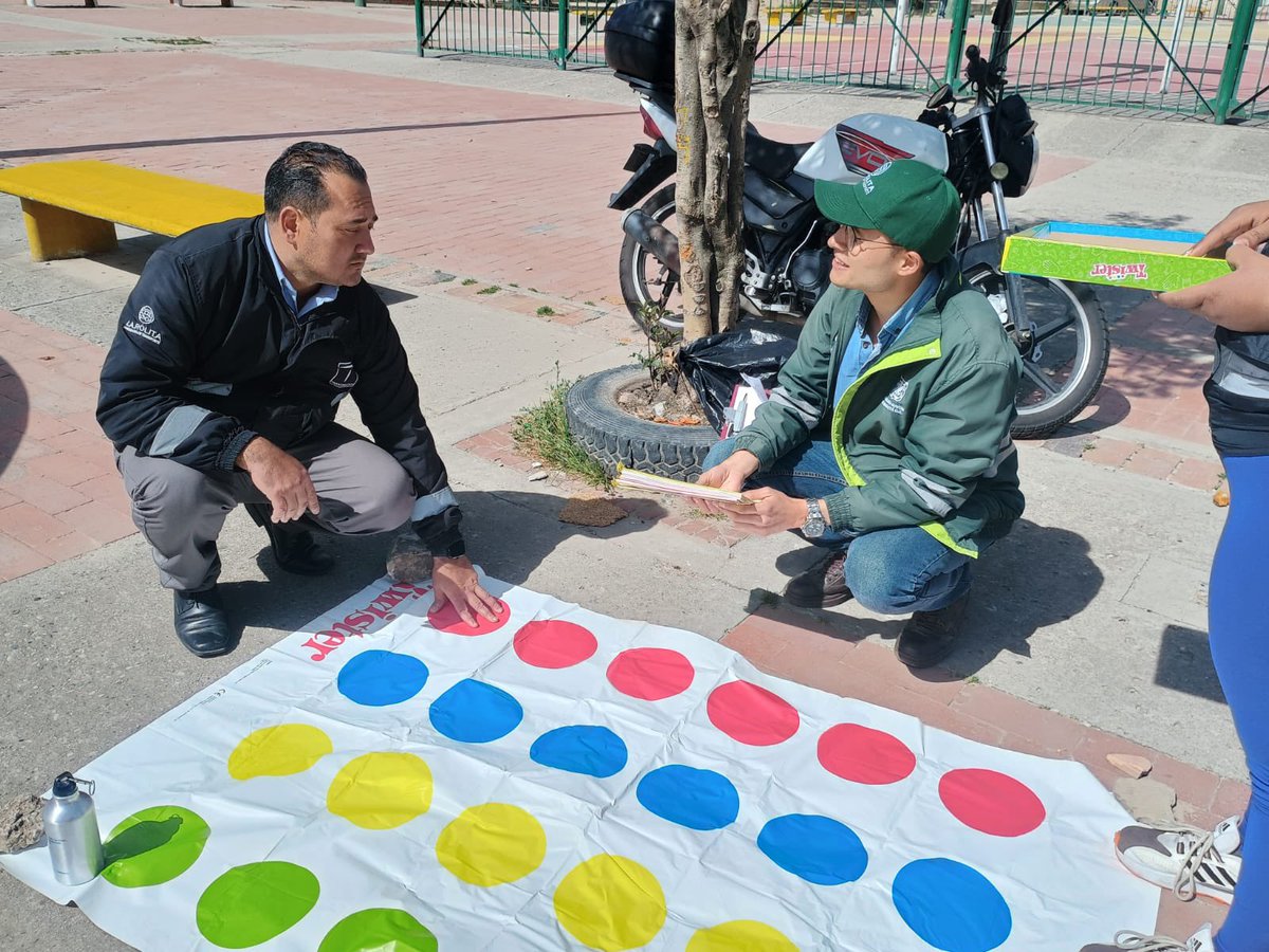 En el paradero de Santo Domingo se recordó que pagar el pasaje es un acto de respeto y compromiso con el transporte público 🚍✨.
Junto a operadores y operadoras del PIR Santo Domingo, se realizó una dinámica divertida para sensibilizar sobre las principales tipologías de PQRSD.