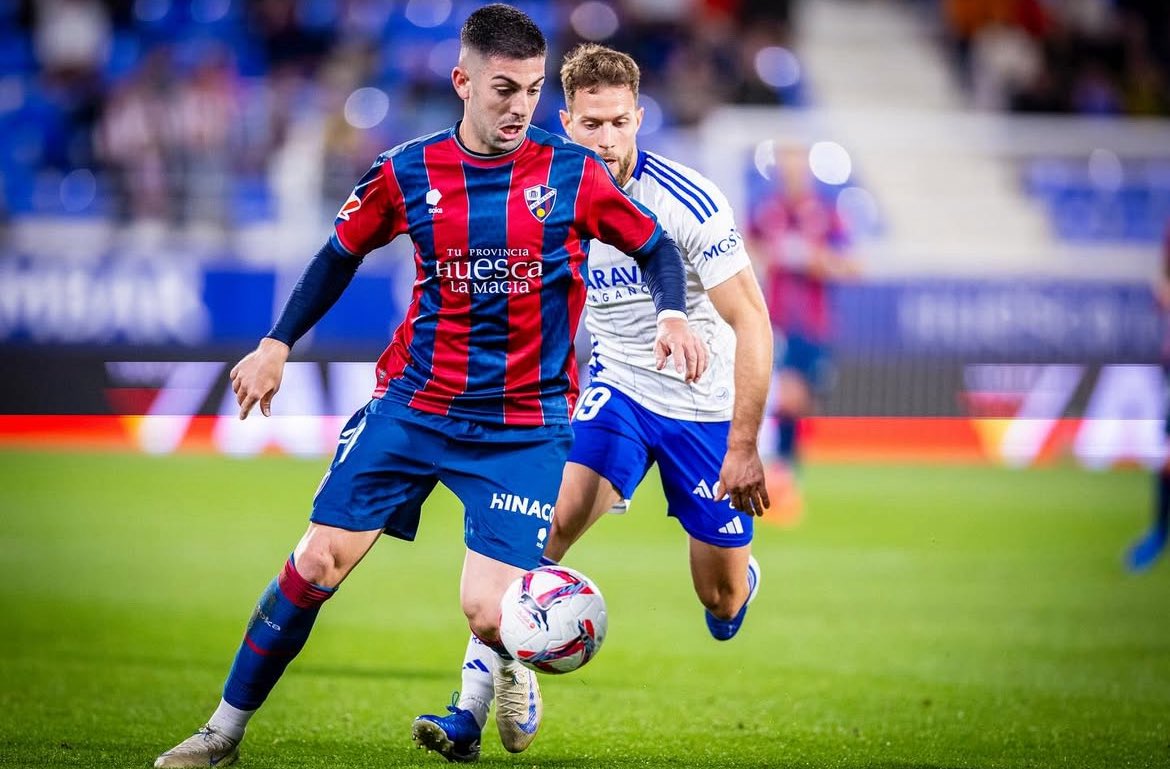 🚨 <a href="/ikerunzueta/">Iker Unzueta</a> se ha despedido ya de su equipo, la <a href="/SDHuesca/">SD Huesca</a>.

‼️ El anuncio oficial debería ser inminente por parte del CD Lugo. 

🎯 Por lo que me llega, el delantero ya está en la ciudad.