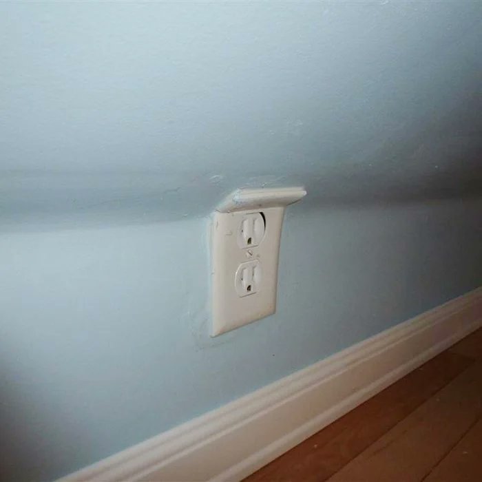 EllingwoodPro's tweet image. #WackyWednesday: When the wall refuses to move, but the outlet insists on existing anyway…
What do you think—creative problem solving or a home inspection nightmare? Drop your thoughts in the comments!

Photo Credit: familyhandyman.com/list/100-super…

#RealEstate #DIWhy #DIYFail #HomeFail