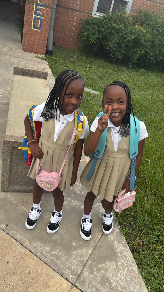 UnbotherdM70387's tweet image. My babies I don’t know where I be or who I would be without them 🥹 they just growing up 🥰💜😩 #2ndGrader #1stGrader #firstdayofschool