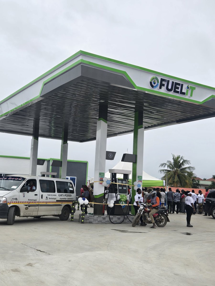 KobbyKyei_'s tweet photo. Grand opening of #FuelIt ๐ at Ablekuma Olebu with our Special Guest, the National Chief Imam. Come fuel up, โฝ๐ฅ #FuelIt #GrandOpening https://t.co/3cU2cuZfP3
