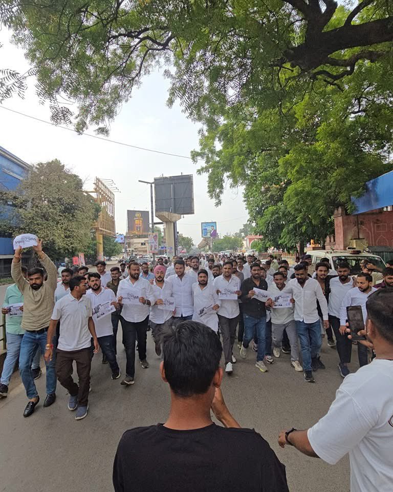 हेमन्त पोसवाल (@hemantposwal05) on Twitter photo NSUI के छत्तीसगढ़ प्रभारी,बड़े भाई <a href="/Mahaveergurjar_/">Mahaveer Gurjar</a> जी ने वोट चोरी जैसे लोकतंत्र-विरोधी अपराध के विरुद्ध छत्तीसगढ़ चुनाव आयोग के द्वार पर धरना-प्रदर्शन किया धरना-प्रदर्शन की यह पुकार केवल विरोध नहीं बल्कि जनमत की पवित्रता और लोकतांत्रिक मर्यादा की रक्षा का संकल्प है
<a href="/SachinPilot/">Sachin Pilot</a> NSUI के छत्तीसगढ़ प्रभारी,बड़े भाई <a href="/Mahaveergurjar_/">Mahaveer Gurjar</a> जी ने वोट चोरी जैसे लोकतंत्र-विरोधी अपराध के विरुद्ध छत्तीसगढ़ चुनाव आयोग के द्वार पर धरना-प्रदर्शन किया धरना-प्रदर्शन की यह पुकार केवल विरोध नहीं बल्कि जनमत की पवित्रता और लोकतांत्रिक मर्यादा की रक्षा का संकल्प है
<a href="/SachinPilot/">Sachin Pilot</a>