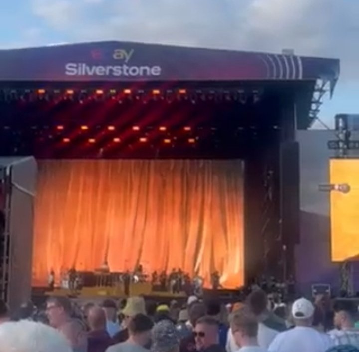 DavidRoss1980's tweet photo. Day 1 - Thursday @SilverstoneUK 
First band on @eBay_UK Mainstage was @BlossomsBand followed by @samfendermusic 🎸
To finish to night, a short video with fireworks to celebrate the start of the British Grand Prix 🇬🇧 🎆 @F1 @F1Movie https://t.co/qyfP8yCSTd