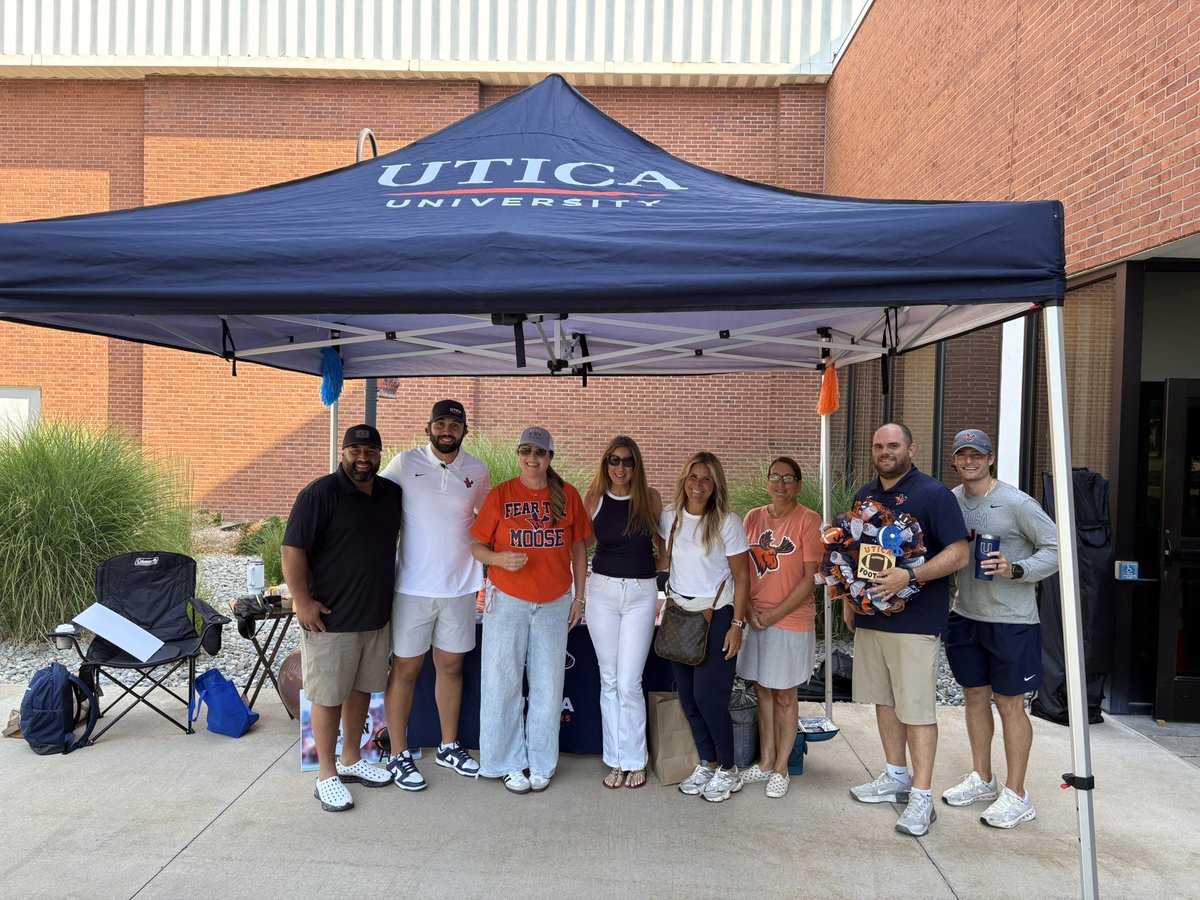 Utica_Football's tweet image. Now that is a Welcoming Committee! #UNCOMMON #FearTheMoose